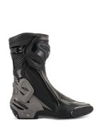 Buty Alpinestars SMX Plus V2, sportowe buty motocyklowe, czarne i ciemnoszare, widok z boku prezentujący zaawansowany ochraniacz goleni TPU i pięty, system Multi-Link Control, elastyczne strefy harmonijkowe, boczne zapięcie na zamek oraz aerodynamiczną konstrukcję z mikrofibry do jazdy wyczynowej