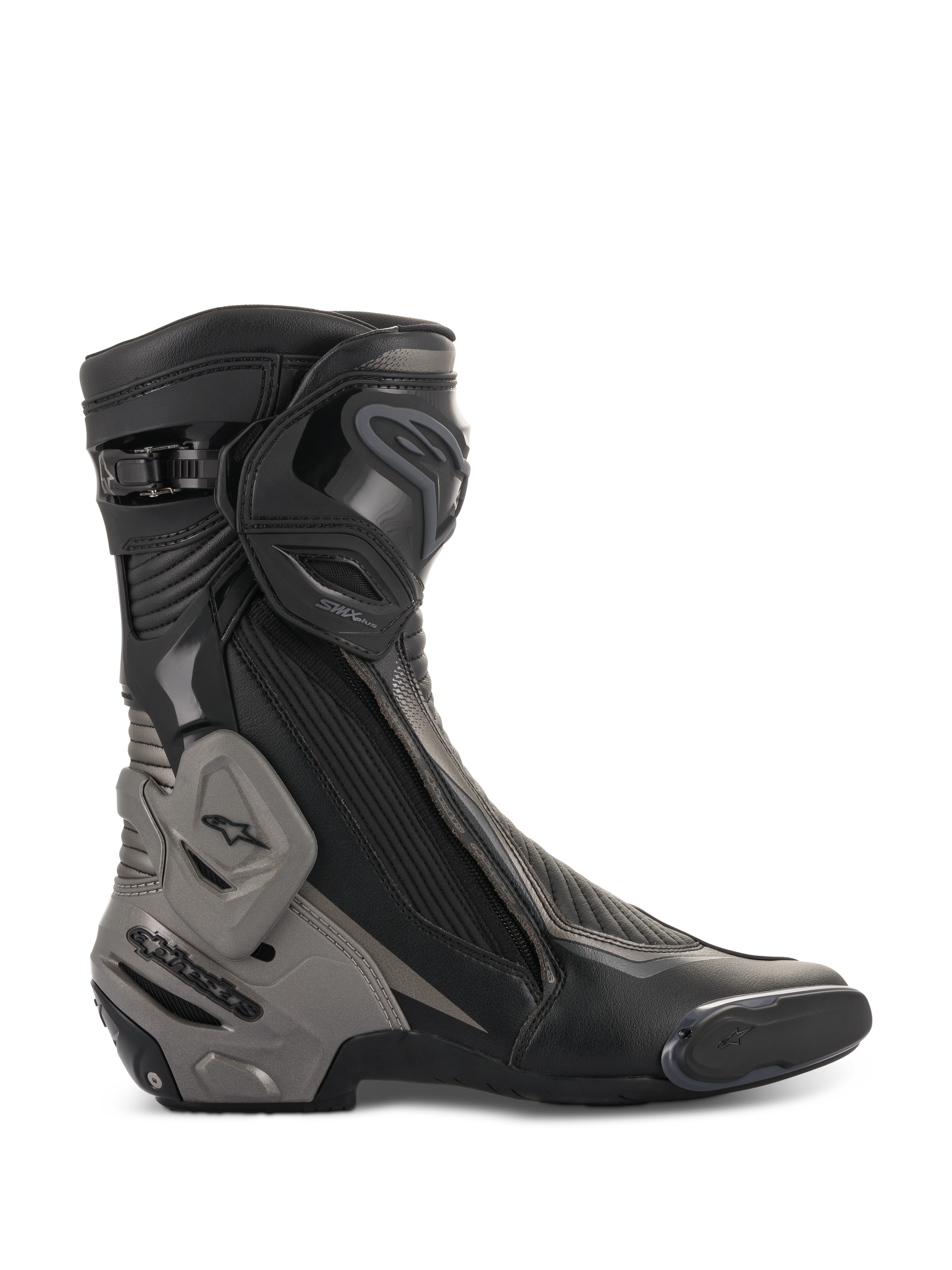 Buty Alpinestars SMX Plus V2, sportowe buty motocyklowe, czarne i ciemnoszare, widok z boku prezentujący zaawansowany ochraniacz goleni TPU i pięty, system Multi-Link Control, elastyczne strefy harmonijkowe, boczne zapięcie na zamek oraz aerodynamiczną konstrukcję z mikrofibry do jazdy wyczynowej
