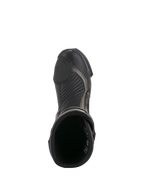 Buty Alpinestars SMX Plus V2, czarno-ciemnoszare, widok z góry na pojedynczy but motocyklowy wyścigowy, teksturowana nakładka na dźwignię zmiany biegów, harmonijkowe strefy elastyczne i otwarta konstrukcja góry, smukłe obuwie wyczynowe do jazdy szosowej