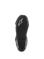 Buty Alpinestars SMX Plus V2, sportowe buty motocyklowe, czarno-ciemnoszare, widok od spodu na teksturowaną gumową podeszwę z białym logo Astar i specjalistycznymi strefami przyczepności dla lepszego trzymania podnóżków.