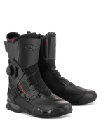 Alpinestars SP-X BOA® Boots, sportowe buty motocyklowe o średniej wysokości w kolorze czarnym (Black Black), wyposażone w boczny system dopasowania BOA, panele z siatki Rideknit oraz ochronne wzmocnienia TPU do jazdy szosowej.