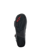 Buty Alpinestars SP-X BOA®, czarne buty motocyklowe, szczegółowy widok gumowej podeszwy z teksturowanym wzorem bieżnika, czerwonym logo Alpinestars i asymetryczną konstrukcją pięty zapewniającą stabilność podczas chodzenia.