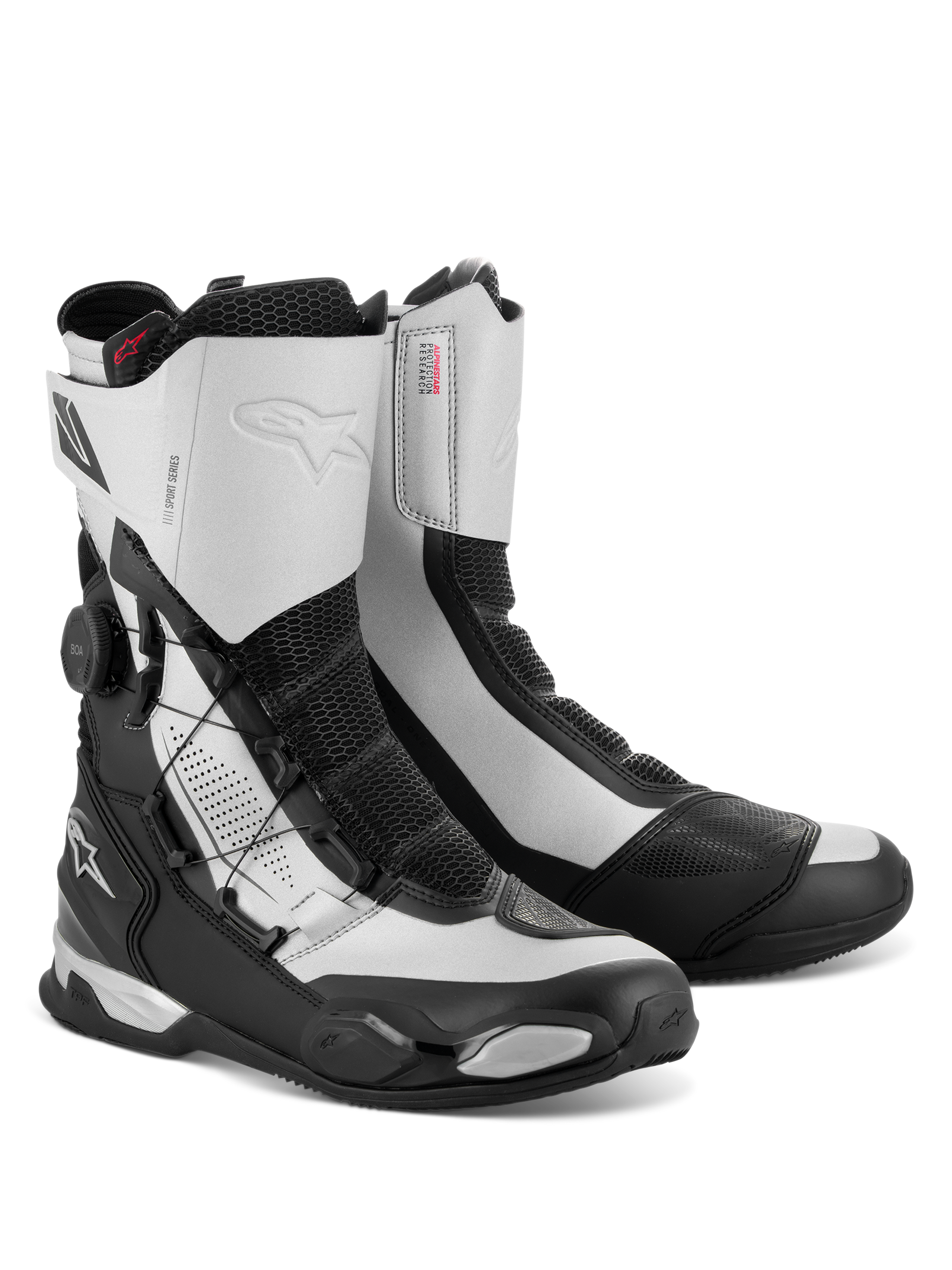 Buty Alpinestars SP-X BOA, średniej wysokości motocyklowe buty sportowo-turystyczne, czarno-srebrne, wyposażone w boczny system dopasowania BOA, panele z siatki Rideknit oraz ochronę pięty i palców z TPU, smukły sportowy design z logo Alpinestars