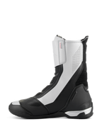 Buty Alpinestars SP-X BOA, sportowe buty motocyklowe o średniej wysokości, czarno-srebrne, smukły profil boczny ze srebrnymi panelami i perforowanymi detalami, czarny zapiętek TPU, branding Alpinestars