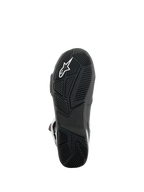 Buty Alpinestars SP-X BOA®, widok podeszwy, czarne, teksturowana gumowa podeszwa zewnętrzna z białym logo gwiazdy, asymetryczna konstrukcja pięty dla stabilności, specjalistyczne wzory bieżnika dla przyczepności do podnóżków