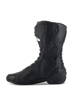 Buty Alpinestars SMX-6 V3, czarne, wyczynowe buty motocyklowe, profil boczny prezentujący ochraniacz goleni TPU i biomechaniczny stabilizator kostki, konstrukcja z mikrofibry o opływowym wyścigowym designie