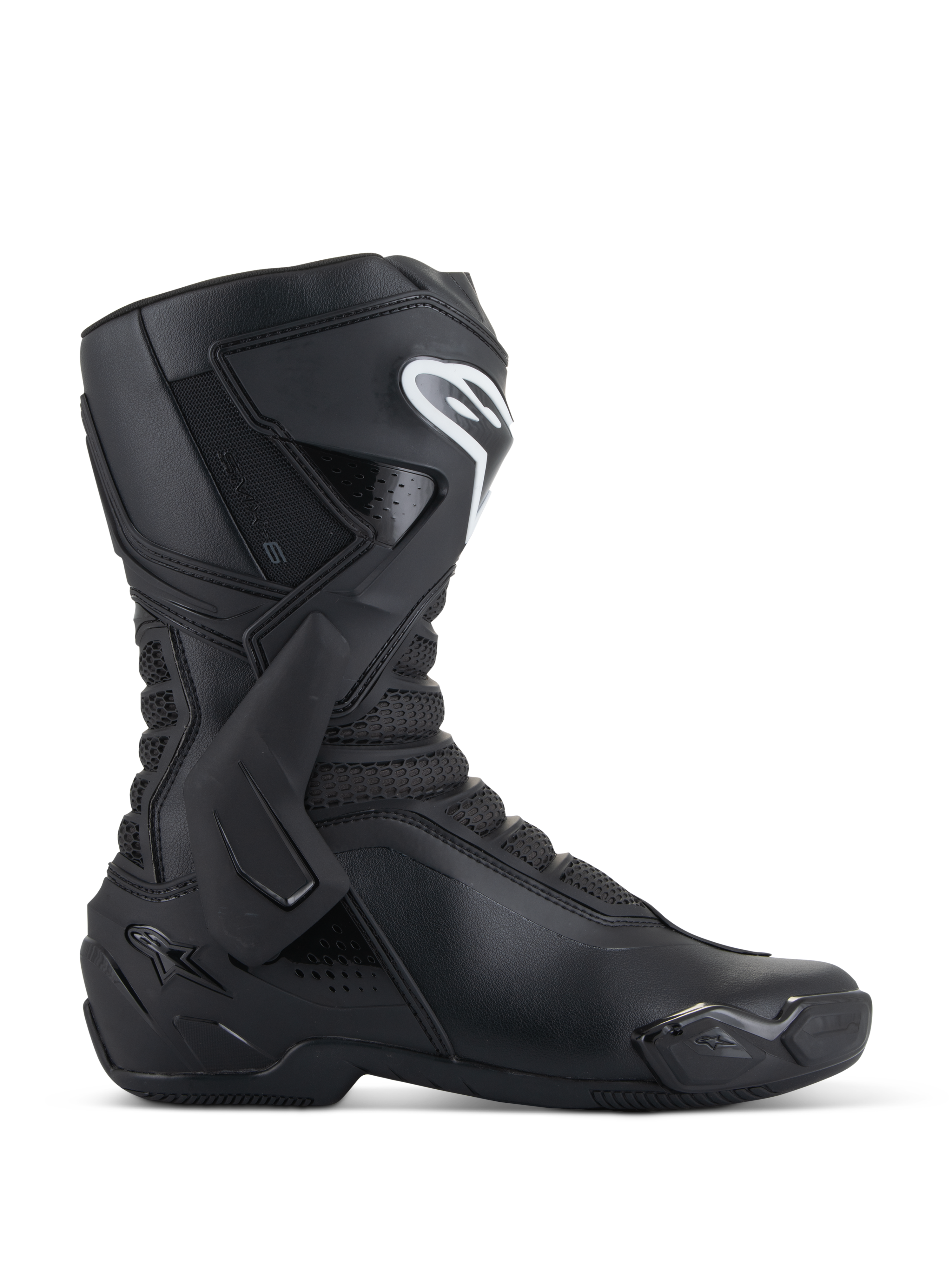 Buty Alpinestars SMX-6 V3, czarne motocyklowe buty wyścigowe, widok z profilu, cholewka z mikrofibry z bocznym wzmocnieniem kostki TPU i ochroną goleni, białe logo Alpinestars na goleni, wymienny ślizgacz, wyczynowe sportowe obuwie motocyklowe
