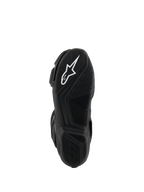 Buty Alpinestars SMX-6 V3, czarne, widok od dołu na lekką gumową podeszwę z teksturowanym wzorem przyczepności, białym logo Astar i wytłoczonym napisem Alpinestars na pięcie.