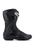Buty Alpinestars SMX-6 V3, buty motocyklowe wyścigowe, czarne z białymi i czerwonymi akcentami, widok z boku z ochroną kostki TPU, białe logo na goleniu, teksturowane siatkowe strefy elastyczne, sportowy aerodynamiczny design