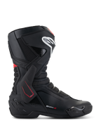 Buty Alpinestars SMX-6 V3, buty motocyklowe wyścigowe, czarne z białymi i czerwonymi akcentami, widok z boku z ochroną kostki TPU, białe logo na goleniu, teksturowane siatkowe strefy elastyczne, sportowy aerodynamiczny design