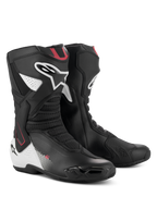 Buty Alpinestars SMX-6 V3, wyczynowe buty motocyklowe, czarno-biało-czerwona grafika, wyposażone w zaawansowaną cholewkę z mikrofibry, system ochrony kostki TPU, siatkowe strefy zgięcia oraz wyraźne logo Alpinestars na łydce i pięcie.