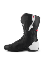 Buty Alpinestars SMX-6 V3, wyczynowe buty motocyklowe, grafika Black White Red, widok od strony wewnętrznej, konstrukcja z czarnej mikrofibry z białymi panelami ochronnymi TPU na pięcie i łydce, czerwone akcenty, elastyczne strefy harmonijkowe zapewniające większą mobilność i ochronę