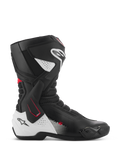 Buty Alpinestars SMX-6 V3, wyczynowe buty motocyklowe sportowe, czarno-biało-czerwone, profil boczny z boczną klamrą kostki TPU, wzmocnioną ochroną goleni i pięty, perforowanymi strefami elastycznymi z siatki oraz wymiennymi ślizgaczami palców do jazdy na torze i ulicy.