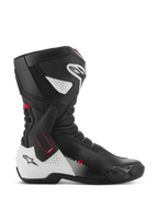 Buty Alpinestars SMX-6 V3, wyczynowe buty motocyklowe sportowe, czarno-biało-czerwone, profil boczny z boczną klamrą kostki TPU, wzmocnioną ochroną goleni i pięty, perforowanymi strefami elastycznymi z siatki oraz wymiennymi ślizgaczami palców do jazdy na torze i ulicy.