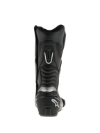 Buty Alpinestars SMX S, czarne, widok z tyłu, wzmocniony ochraniacz pięty z białym logo, srebrne detale marki oraz harmonijkowe panele elastyczne dla większej mobilności i ochrony