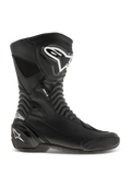 Alpinestars SMX S Boots, buty motocyklowe wyścigowe, czarne z białym logo, widok z boku, wytrzymała konstrukcja z mikrofibry, wzmocniona ochrona goleni i pięty, elastyczne panele akordeonowe, aerodynamiczny design sportowy