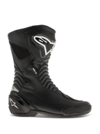Alpinestars SMX S Boots, buty motocyklowe wyścigowe, czarne z białym logo, widok z boku, wytrzymała konstrukcja z mikrofibry, wzmocniona ochrona goleni i pięty, elastyczne panele akordeonowe, aerodynamiczny design sportowy