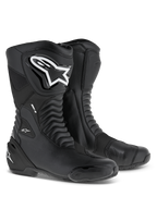 Alpinestars SMX S Boots, sportowe buty motocyklowe, czarno-białe, wysoka konstrukcja z dużymi białymi logo, wzmocnione ochraniacze na goleniach i piętach, elastyczne panele akordeonowe do jazdy wyścigowej i drogowej