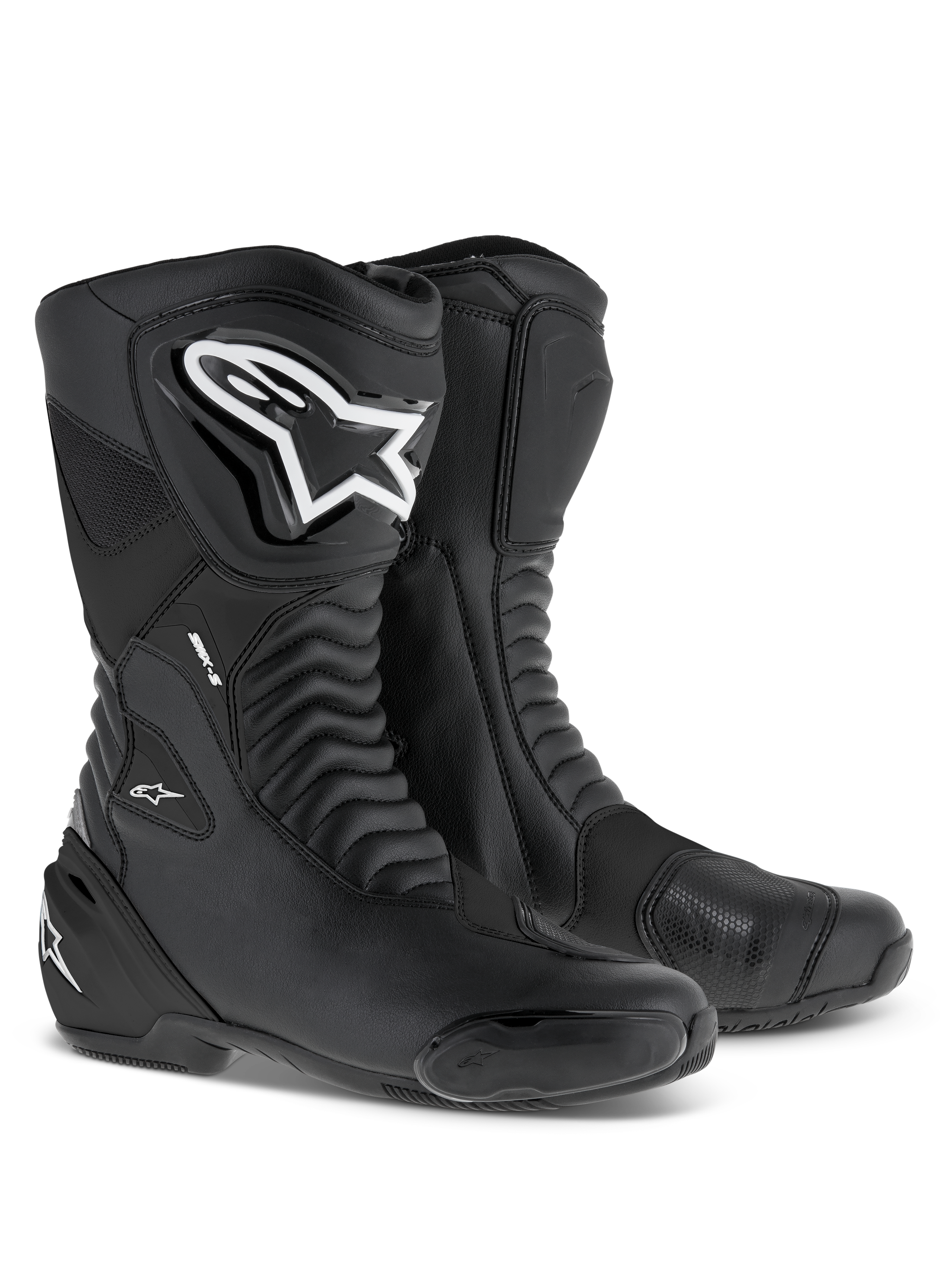 Alpinestars SMX S Boots, sportowe buty motocyklowe, czarno-białe, wysoka konstrukcja z dużymi białymi logo, wzmocnione ochraniacze na goleniach i piętach, elastyczne panele akordeonowe do jazdy wyścigowej i drogowej