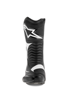 Alpinestars SMX S Boots, buty motocyklowe, czarno-białe, widok z przodu z dużym białym logo Alpinestars na goleni, harmonijkowymi panelami elastycznymi i trwałą konstrukcją z mikrofibry z ochronnymi osłonami PU