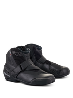 Alpinestars SMX-1 R V2 Vented Boots, niskie buty motocyklowe, w kolorze czarnym, perforowana cholewka z mikrofibry, ochraniacz pięty TPU i nakładka na dźwignię zmiany biegów, zapięcie na pasek i boczny zamek, widok z przodu pod kątem trzech czwartych