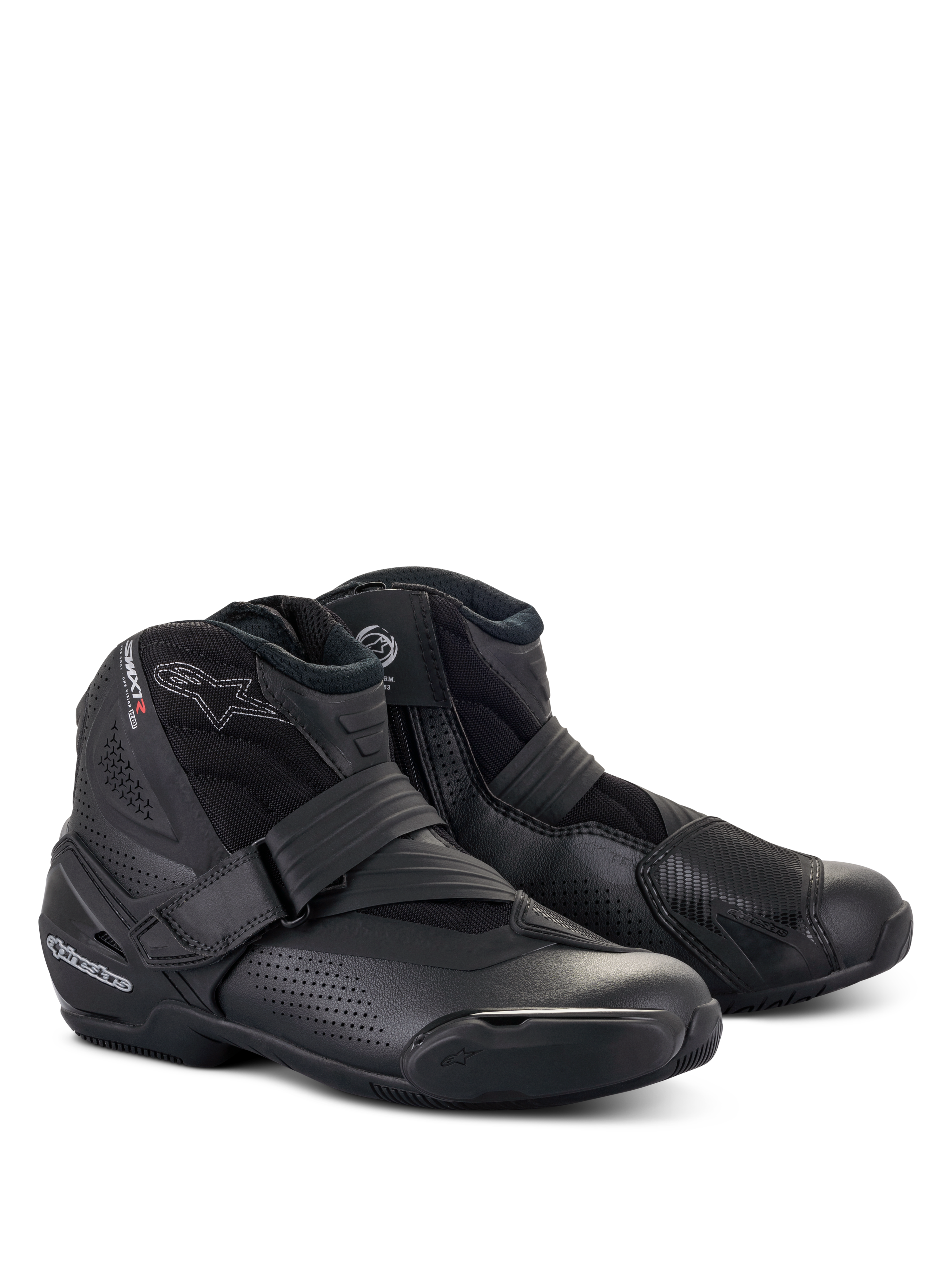 Alpinestars SMX-1 R V2 Vented Boots, niskie buty motocyklowe, w kolorze czarnym, perforowana cholewka z mikrofibry, ochraniacz pięty TPU i nakładka na dźwignię zmiany biegów, zapięcie na pasek i boczny zamek, widok z przodu pod kątem trzech czwartych