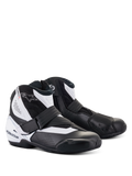 Alpinestars SMX-1 R V2 Vented Boots, niskie buty motocyklowe, czarno-białe, z perforowaną cholewką z mikrofibry dla wentylacji, ochraniaczem pięty TPU i nakładką na zmianę biegów, boczny zamek z zapięciem na pasek, zaprojektowane do sportowej jazdy szosowej