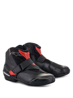 Buty Alpinestars SMX-1 R V2 Vented, niskie buty motocyklowe, czarno-czerwone, z perforowaną mikrofibrą zapewniającą przepływ powietrza, ochrona TPU i zapięcie na pasek, do sportowej jazdy szosowej