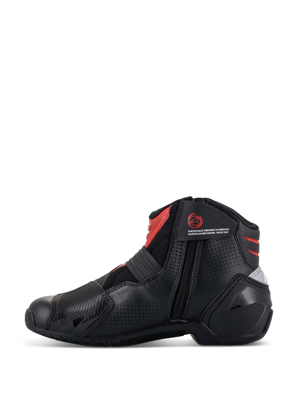 Buty Alpinestars SMX-1 R V2 Vented, czarno-czerwone, niskie buty motocyklowe, profil boczny pokazujący wewnętrzne zapięcie na zamek błyskawiczny, perforowana cholewka z mikrofibry zapewniająca przepływ powietrza, czerwone akcenty na kostce i języku, wyczynowe obuwie do jazdy szosowej.