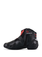 Buty Alpinestars SMX-1 R V2 Vented, czarno-czerwone, niskie buty motocyklowe, profil boczny pokazujący wewnętrzne zapięcie na zamek błyskawiczny, perforowana cholewka z mikrofibry zapewniająca przepływ powietrza, czerwone akcenty na kostce i języku, wyczynowe obuwie do jazdy szosowej.