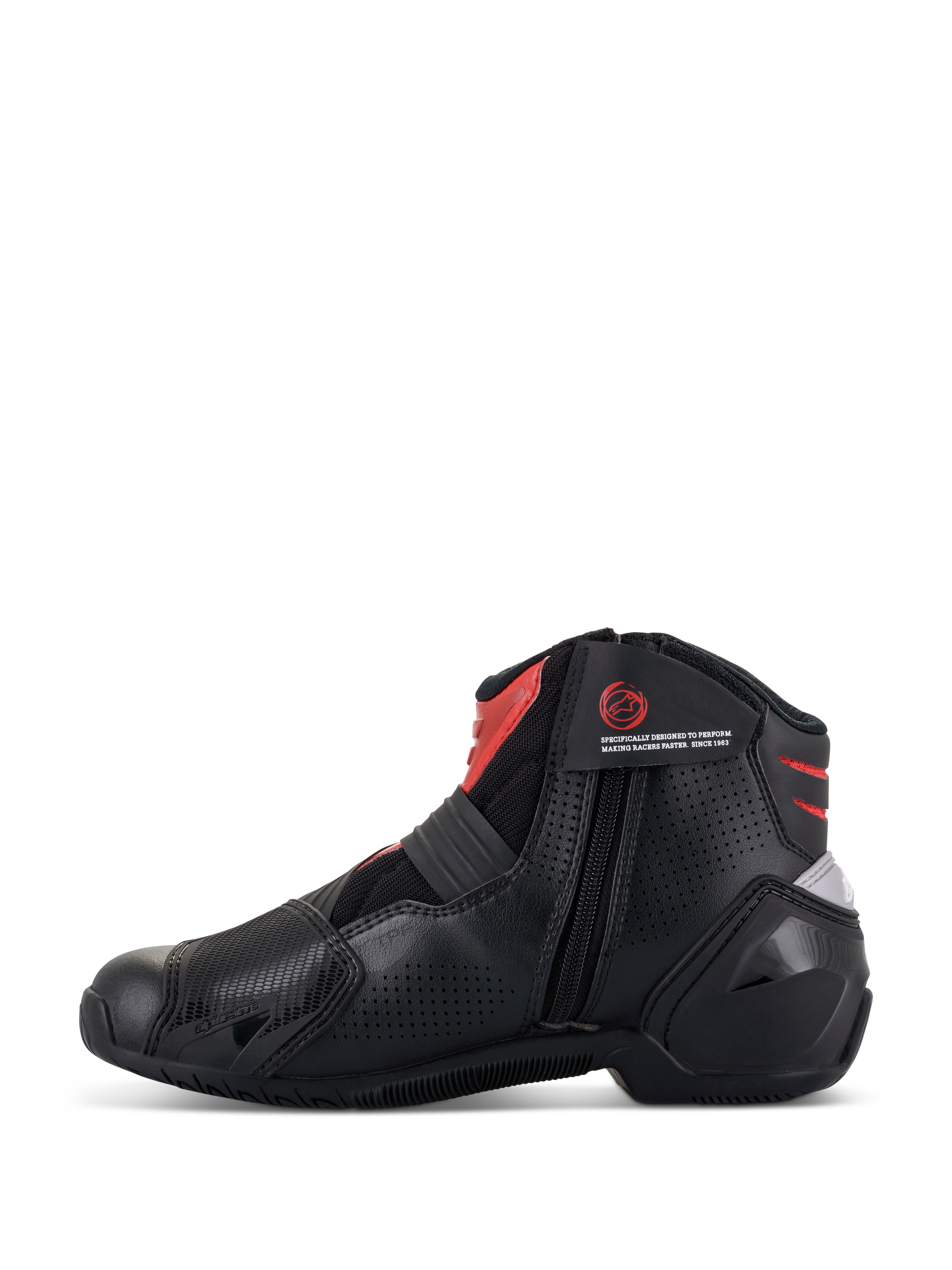 Buty Alpinestars SMX-1 R V2 Vented, czarno-czerwone, niskie buty motocyklowe, profil boczny pokazujący wewnętrzne zapięcie na zamek błyskawiczny, perforowana cholewka z mikrofibry zapewniająca przepływ powietrza, czerwone akcenty na kostce i języku, wyczynowe obuwie do jazdy szosowej.