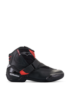 Buty motocyklowe Alpinestars SMX-1 R V2 Vented, niskie buty do jazdy, czarne z czerwonymi akcentami i białym logo, perforowana cholewka z mikrofibry zapewniająca przepływ powietrza, ochraniacz pięty i boczna osłona z TPU, sportowy design szosowy