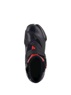 Alpinestars SMX-1 R V2 Vented Boots, czarno-czerwone, widok z góry pokazujący otwór na stopę i konstrukcję cholewki, perforowana mikrofibra, czerwone akcenty, szeroki pasek na rzep na podbiciu.