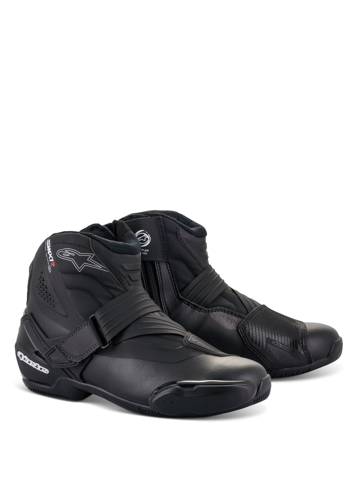 Buty Alpinestars SMX-1 R V2, czarne niskie buty motocyklowe, białe logo z czerwonymi akcentami, pasek z rzepem i boczny zamek błyskawiczny, wzmocniona ochrona TPU, smukły aerodynamiczny design do jazdy szosowej i sportowej