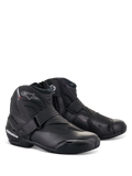 Buty Alpinestars SMX-1 R V2, czarne niskie buty motocyklowe, białe logo z czerwonymi akcentami, pasek z rzepem i boczny zamek błyskawiczny, wzmocniona ochrona TPU, smukły aerodynamiczny design do jazdy szosowej i sportowej