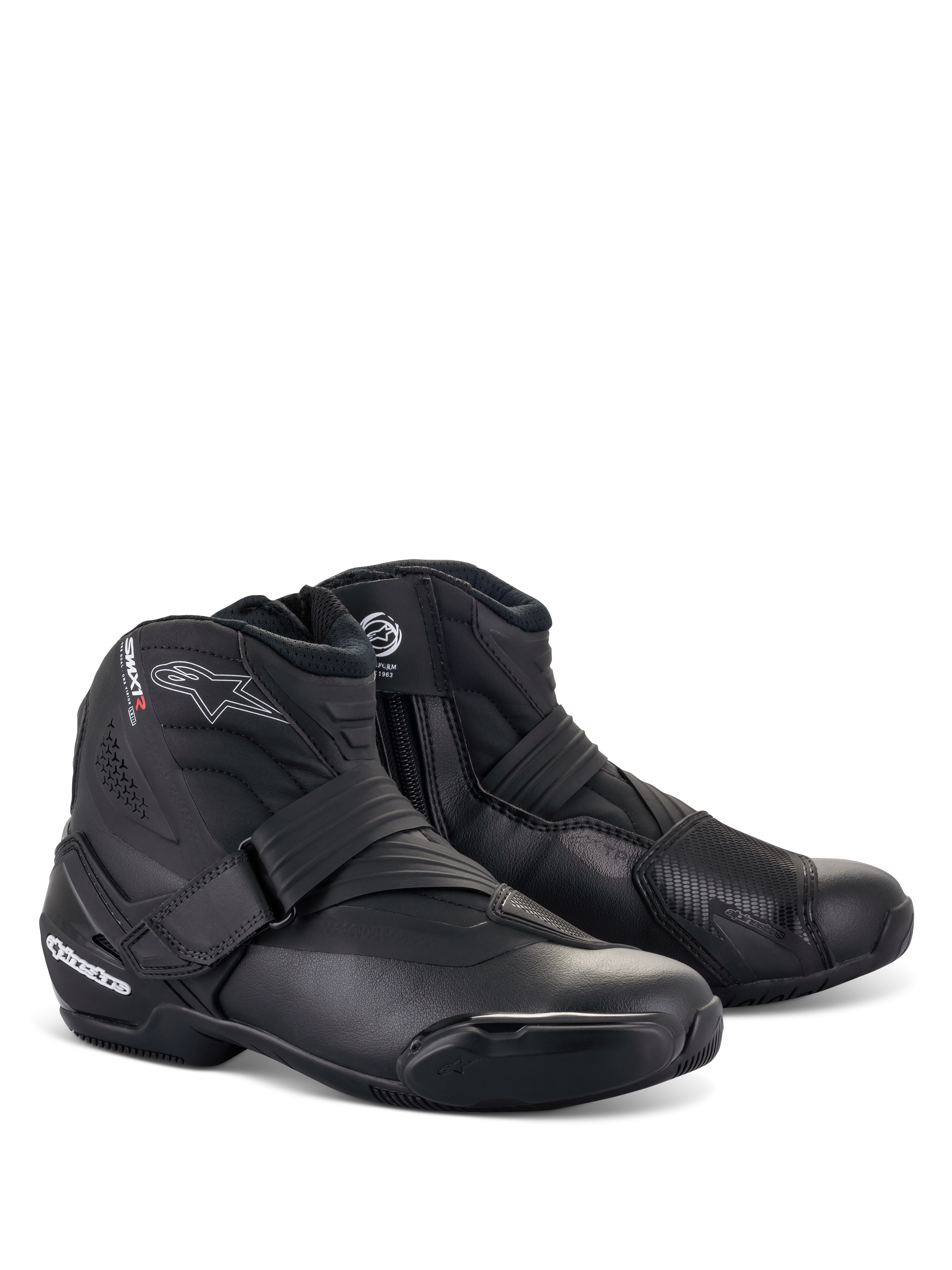 Buty Alpinestars SMX-1 R V2, czarne niskie buty motocyklowe, białe logo z czerwonymi akcentami, pasek z rzepem i boczny zamek błyskawiczny, wzmocniona ochrona TPU, smukły aerodynamiczny design do jazdy szosowej i sportowej