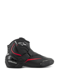 Alpinestars SMX-1 R V2 Boots, niskie buty motocyklowe, czarne z czerwonymi i białymi akcentami, zapięcie na rzep Velcro, wzmocniona osłona pięty TPU i ochrona kostki, harmonijkowe strefy elastyczne, teksturowana gumowa podeszwa do sportowej jazdy szosowej.