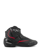 Alpinestars SMX-1 R V2 Boots, niskie buty motocyklowe, czarne z czerwonymi i białymi akcentami, zapięcie na rzep Velcro, wzmocniona osłona pięty TPU i ochrona kostki, harmonijkowe strefy elastyczne, teksturowana gumowa podeszwa do sportowej jazdy szosowej.