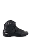 Buty Alpinestars Stella SMX-1 R V2, damskie niskie buty motocyklowe, czarne, widok z profilu bocznego, konstrukcja z mikrofibry, regulowane zapięcie na pasek, wzmocniony ochraniacz pięty TPU z białym brandingiem, akcent z logo gwiazdy i wytrzymała gumowa podeszwa.