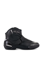 Buty Alpinestars Stella SMX-1 R V2, damskie niskie buty motocyklowe, czarne, widok z profilu bocznego, konstrukcja z mikrofibry, regulowane zapięcie na pasek, wzmocniony ochraniacz pięty TPU z białym brandingiem, akcent z logo gwiazdy i wytrzymała gumowa podeszwa.