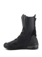 Buty Alpinestars SP-X BOA Drystar, motocyklowe buty sportowo-turystyczne o średniej wysokości, czarne, widok od strony wewnętrznej ukazujący konstrukcję z mikrowłókna i siatki, wzmocnioną osłonę pięty oraz smukły, ochronny design do jazdy szosowej
