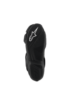 Buty Alpinestars SMX-6 V3 Drystar®, widok na czarną gumową podeszwę, białe logo A-star na przednim bieżniku i wytłaczany napis Alpinestars na pięcie, złożony wzór tekstury dla lepszej przyczepności i wydajności