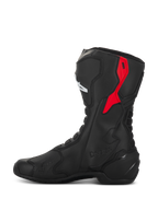 Buty Alpinestars SMX-6 V3 Drystar, wyczynowe buty motocyklowe, czarno-czerwone, wyposażone w czerwony górny ochraniacz łydki z TPU, wytłoczone oznaczenie Drystar i smukłą konstrukcję z mikrofibry, widok z boku