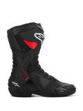 Buty Alpinestars SMX-6 V3 Drystar, sportowe buty motocyklowe, czarne z czerwonymi i białymi akcentami, widok z boku, wodoodporna konstrukcja z mikrofibry, boczna osłona kostki TPU z czerwonymi detalami, białe logo na goleni i pięcie, zintegrowany slider i siatkowe strefy elastyczne