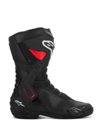 Buty Alpinestars SMX-6 V3 Drystar, sportowe buty motocyklowe, czarne z czerwonymi i białymi akcentami, widok z boku, wodoodporna konstrukcja z mikrofibry, boczna osłona kostki TPU z czerwonymi detalami, białe logo na goleni i pięcie, zintegrowany slider i siatkowe strefy elastyczne