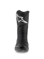 Alpinestars SMX S Waterproof Boots, buty motocyklowe, czarne, widok z przodu z białym logo Astar na ochraniaczu goleni, harmonijkowe panele elastyczne i wytrzymała konstrukcja z mikrofibry do jazdy sportowo-turystycznej.