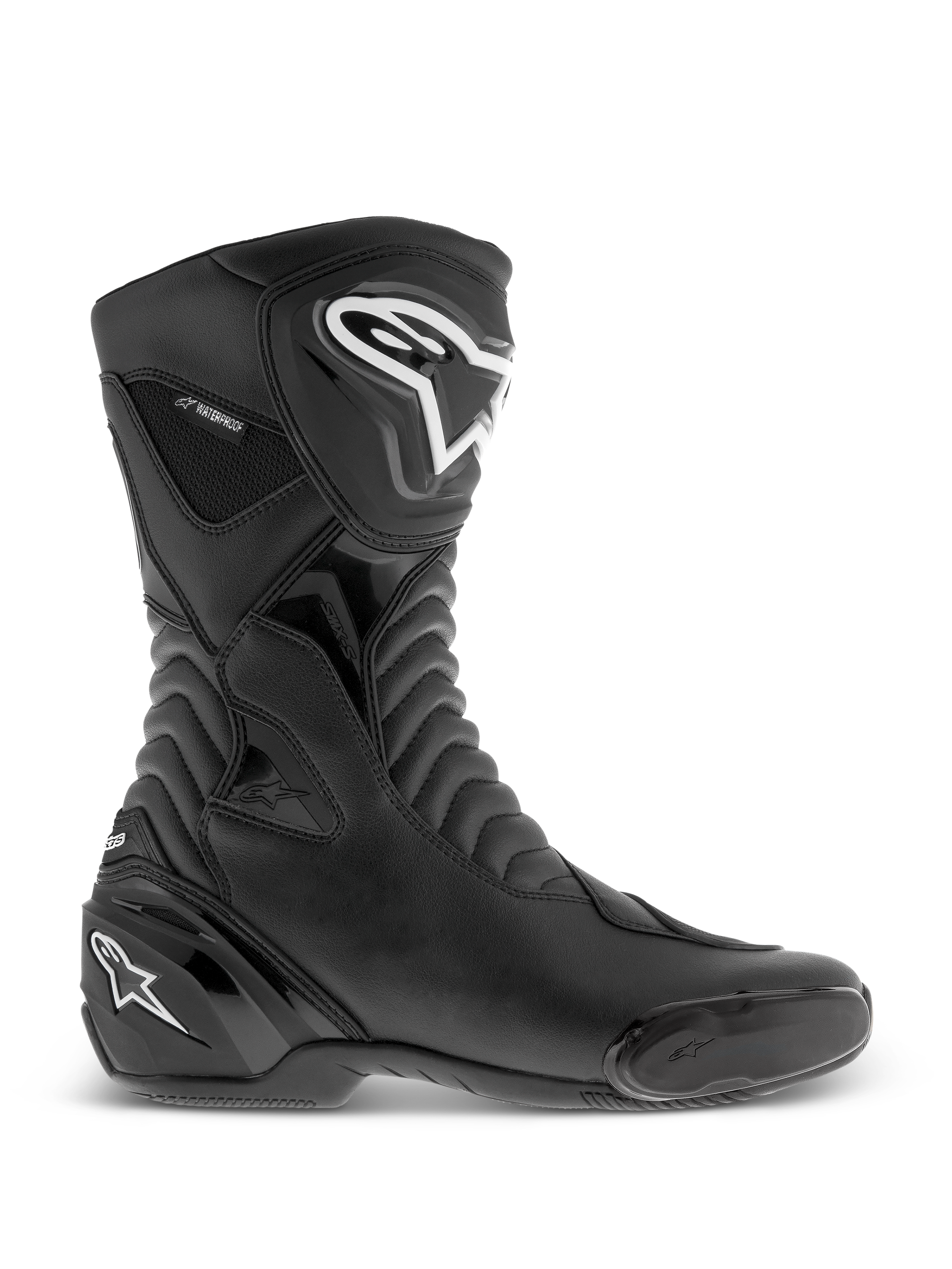 Alpinestars SMX S Waterproof Boots, czarne buty motocyklowe, widok z boku z białym logo na goleni i pięcie, teksturowane harmonijkowe panele elastyczne, trwała konstrukcja z mikrofibry, oznaczenie wodoodporności, smukłe obuwie sportowo-turystyczne