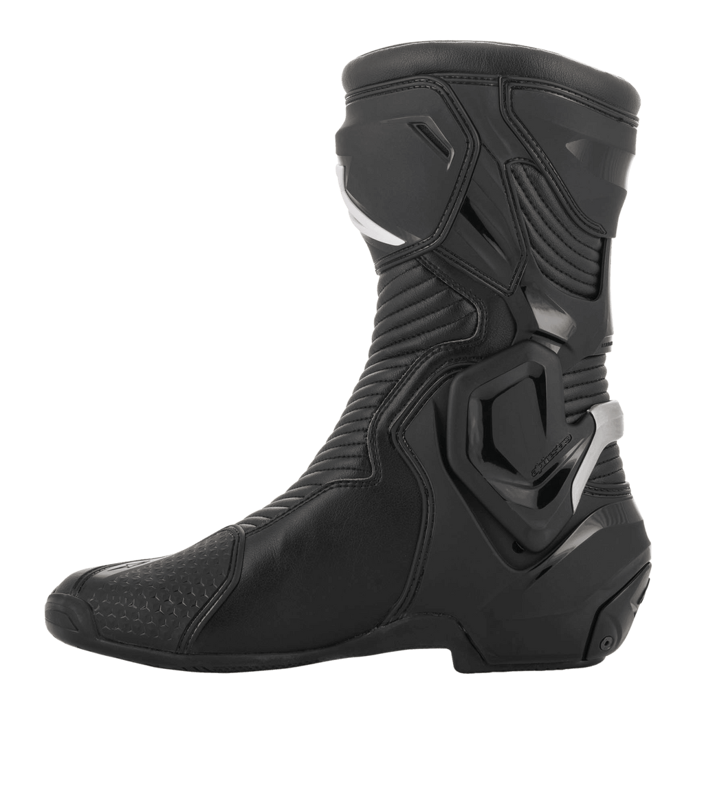 Buty Alpinestars SMX Plus V2 GORE-TEX, wyczynowe buty motocyklowe, czarno-srebrne, widok z boku, zaawansowana konstrukcja z mikrofibry, system ochrony kostki Multi-Link Control, elastyczne panele akordeonowe, dla motocyklistów sportowych i turystycznych