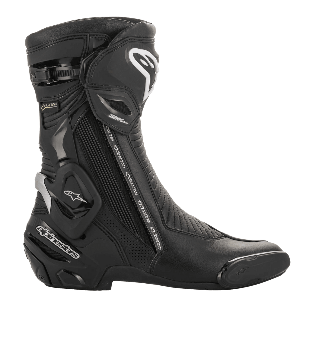 Buty Alpinestars SMX Plus V2 GORE-TEX, sportowe obuwie motocyklowe, czarno-srebrne, widok z boku z białym logo Alpinestars, ochronną płytą goleni i brandingiem GORE-TEX, zaprojektowane do wyścigów wyczynowych i jazdy szosowej.