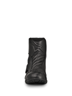 Alpinestars New Land GORE-TEX Boots, czarne motocyklowe buty turystyczne, widok z przodu, konstrukcja ze skóry licowej z tłoczonym logo gwiazdy, akordeonowe strefy elastyczne z przodu, wodoodporny fason o średniej wysokości na długie trasy